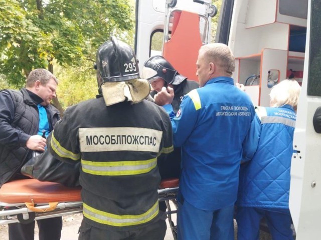 В округе Шатура спасатели помогли медикам транспортировать пенсионерку