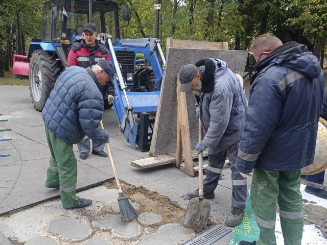 Поврежденные плиты городского фонтана заменили в Центральном парке
