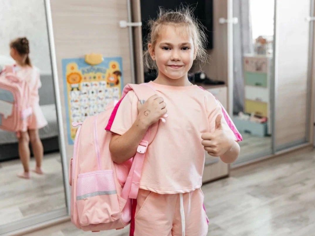 Будущие школьники получили канцелярские наборы