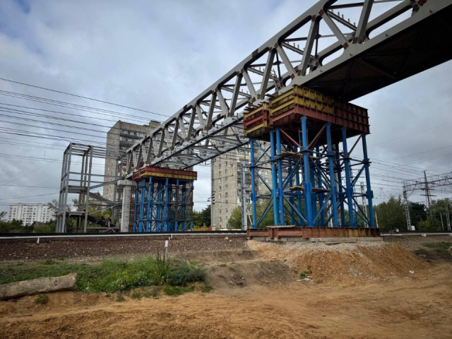 Новый надземный пешеходный переход через железную дорогу откроют в конце 2025 года