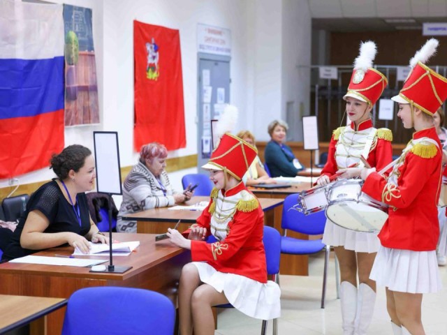 Мажоретки и барабанщицы поддержали впервые голосующих в Подольске