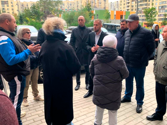 В доме на проспекте Астрахова утвердили сроки решения проблем с лифтами и освещением