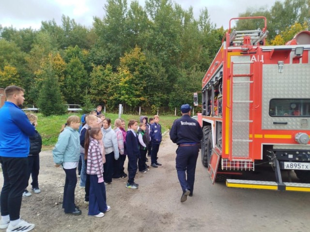 Ученики Емельяновской школы побывали в гостях у пожарных