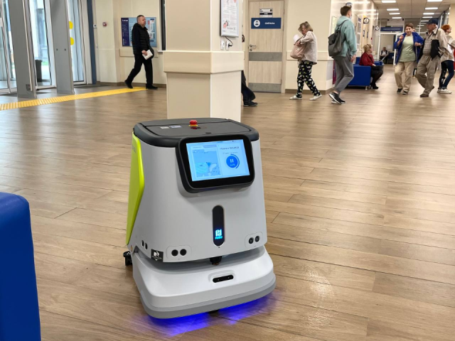 Новый робот встречает посетителей Центральной поликлиники