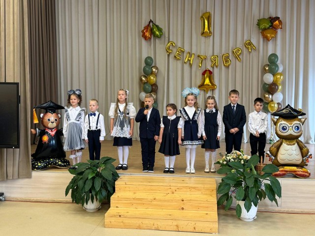 Флешмоб ко Дню знаний устроили в старейшей школе Можайска