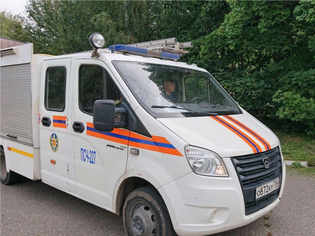 Спасатели помогли медикам в транспортировке женщины в Красногорске