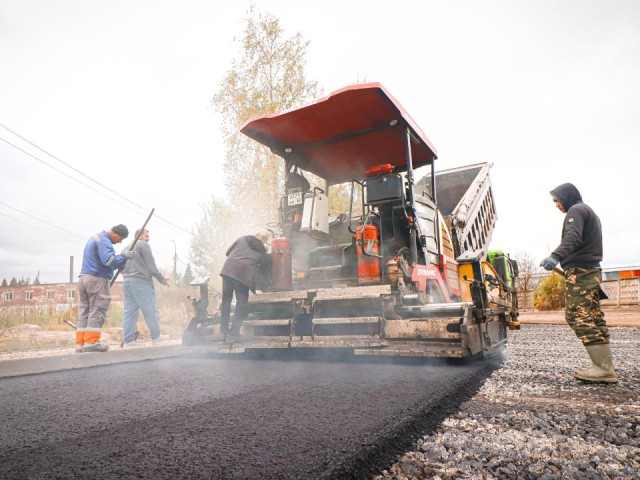 На улице Горького завершают укладку нового асфальта