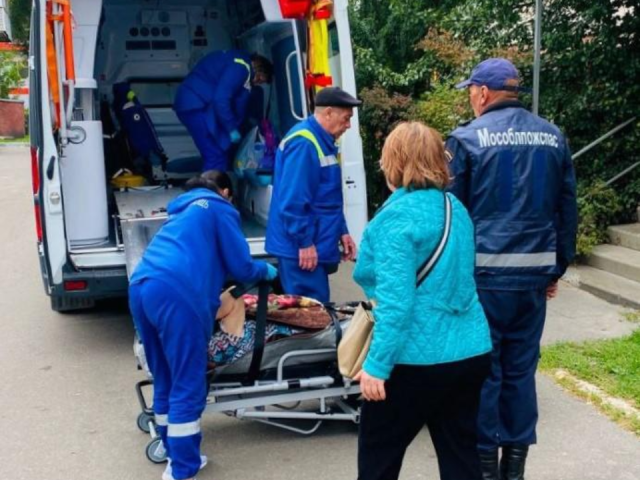Спасатели помогли доставить в больницу тяжелобольную женщину весом более 100 кг