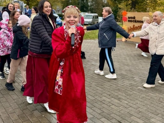 Яркий концерт прошел в поселке Новостройка несмотря на дождь