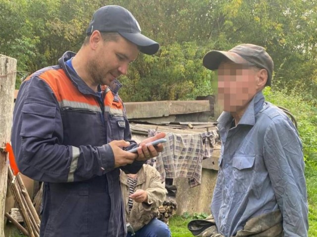 Спасатели разыскали 70-летнего мужчину, заблудившегося в лесу под Шатурой