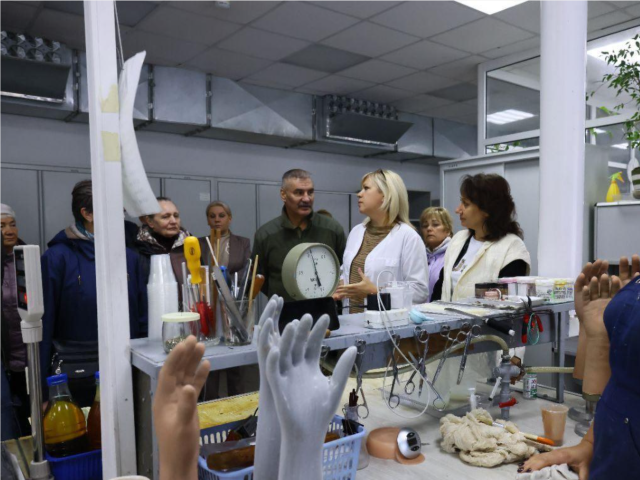 Реутовский завод протезирования провел промтур для участников СВО