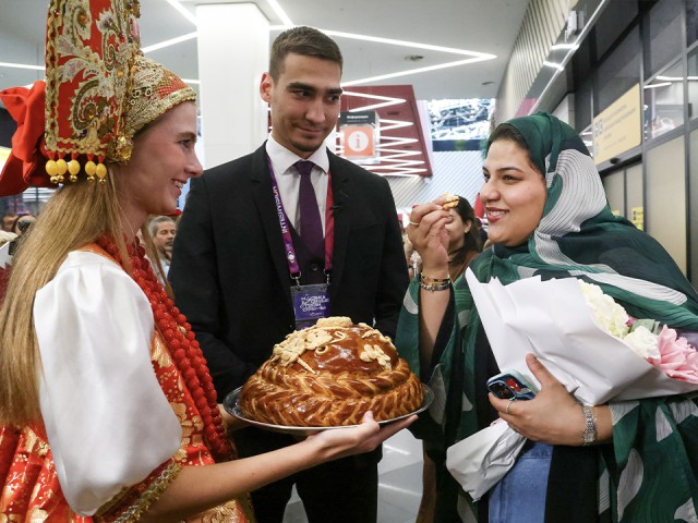 Иностранных гостей конкурса «Интервидение-2025» в Шереметьево встречали с караваем и песнями