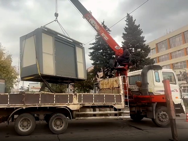 Порядка 10 нелегальных торовых ларьков с помощью крана убрали с улиц города