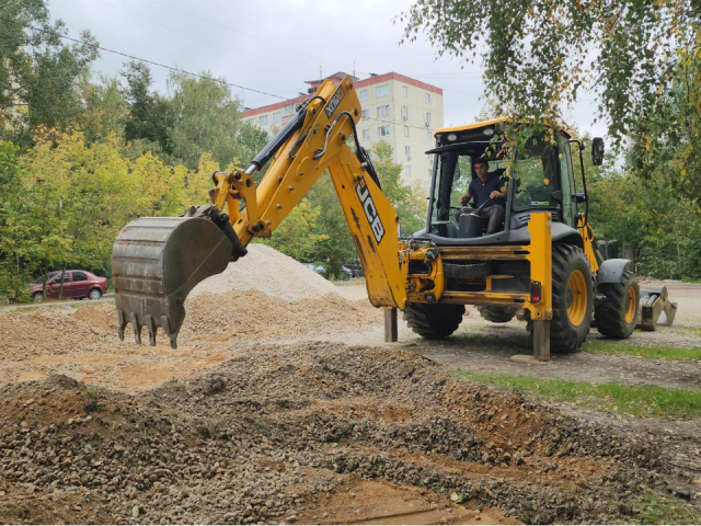 В Красногорске завершают устройство новой парковки на улице Карбышева