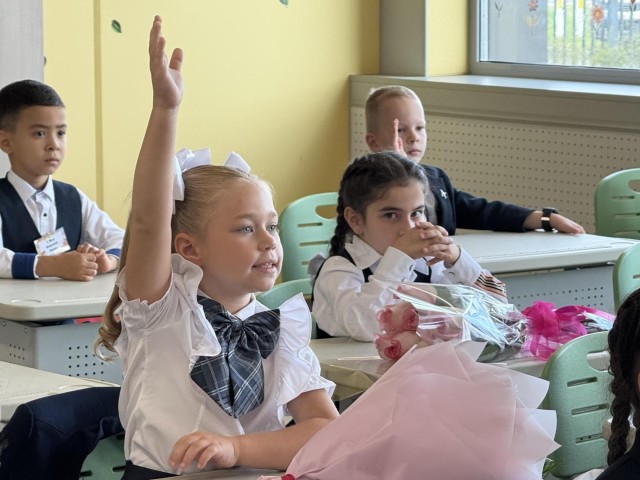 «Сильно волновались»: первоклассники рассказали о Дне знаний в школе Котельников
