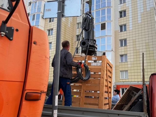 Энергетики подключили питающий кабель к основному насосу в Голубом