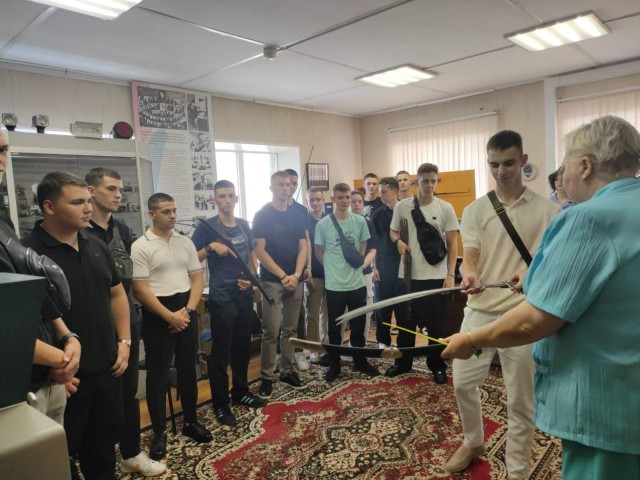Ветераны Рузской милиции показали редкое оружие будущим полицейским