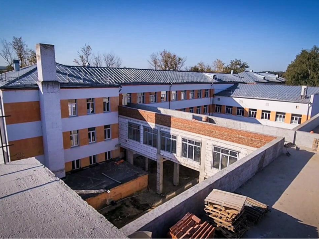 В новом корпусе лицея монтируют окна и внутренние перегородки