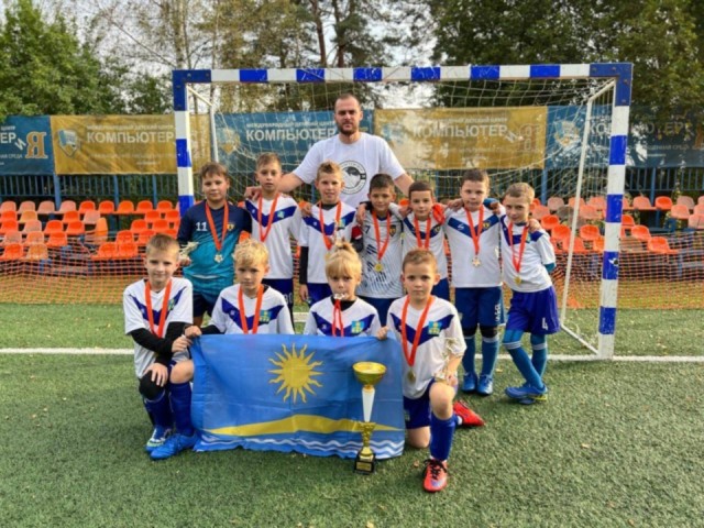 Футболисты из Солнечногорска взяли победный трофей