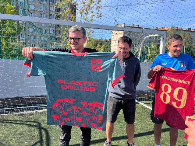 ФК «Красноармейск» выбрал форму с принтом борщевика, чтобы победить его и соперников