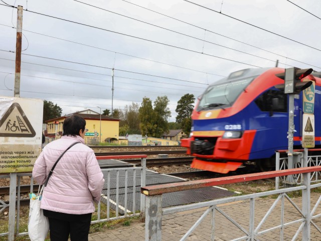 В Кратове раздали памятки о правилах перехода через железную дорогу