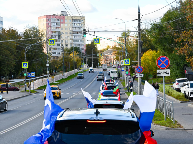 Колонна автомобилей с государственной символикой прошла по центральным улицам Видного