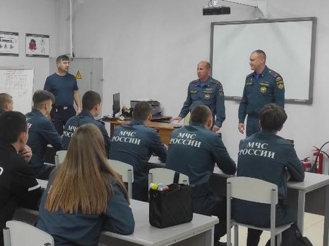 Будни пожарных и спасателей: студенты узнали о работе в МЧС из первых уст