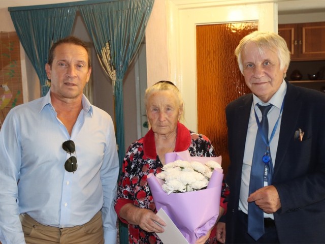 Подарки от губернатора и главы округа получила жительница Новолотошина