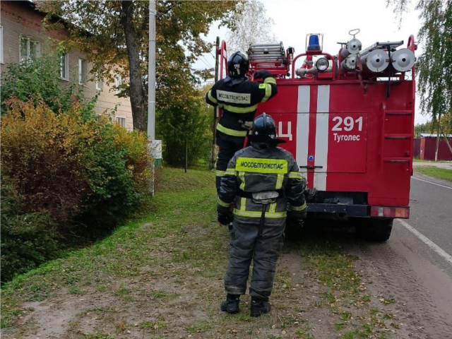 В округе Шатура спасатели помогли маме попасть к запертому в квартире малышу