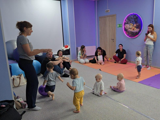 В Видном провели для родителей занятие по развитию навыков ходьбы у малышей