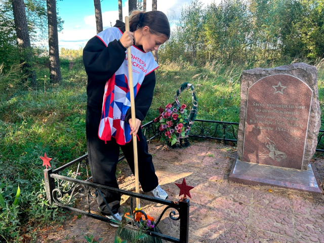 Тучковские школьники организовали субботник на воинском мемориале