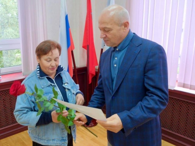 В Шаховской семьям вручили жилищные сертификаты на переселение