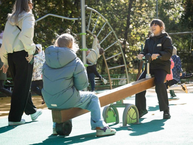 В Малаховке на Быковском шоссе открыли новую детскую площадку по губернаторской программе