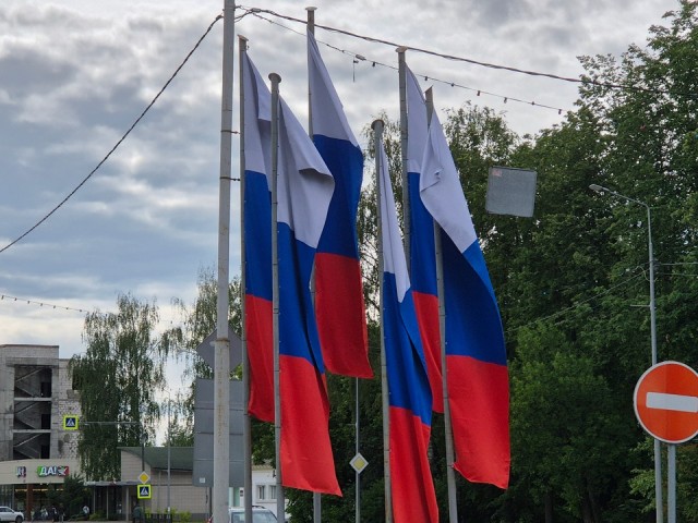 На улице Гагарина обновили российские флаги