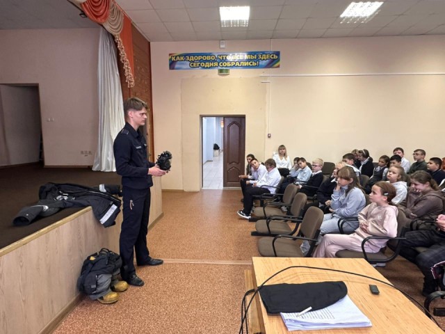 Пожарные провели урок гражданской обороны в Дедовской школе-интернате