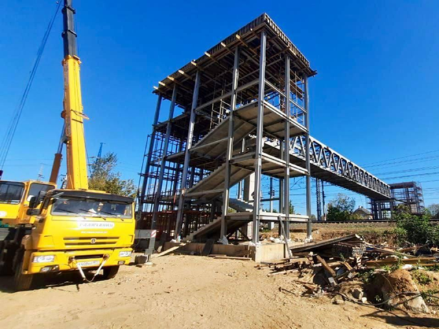 В Лобне начали монтировать кровлю на новом надземном пешеходном переходе