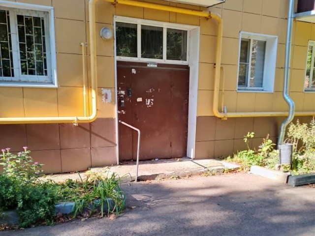 В Люберцах по просьбе жителей возле дома на Мира установили поручень