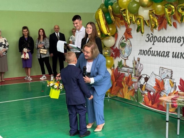 Депутат Мособлдумы Татьяна Сердюкова приняла участие в школьной линейке в Можайске