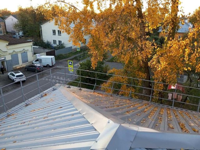 Жителям дома в Серпухове на улице Парковой сделали теплую крышу и обновили фасад