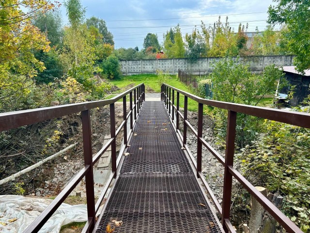 На Бородинской улице открыли обновленный пешеходный мост