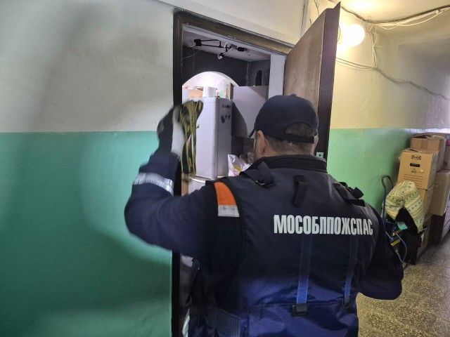В Сергиевом Посаде спасатели вскрыли дверь квартиры, где был заперт ребенок