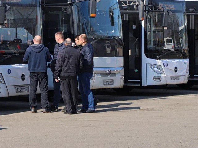 Трое водителей автобусов с стажем более 10 лет получили благодарности от жителей