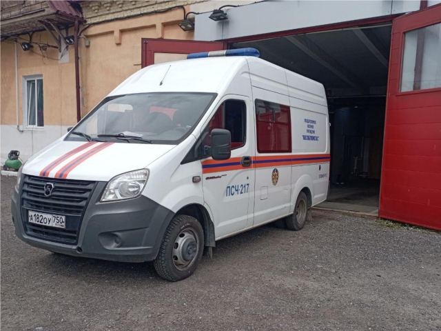 В округе Егорьевск спасатели вскрыли дверь квартиры, в которой находился ребенок