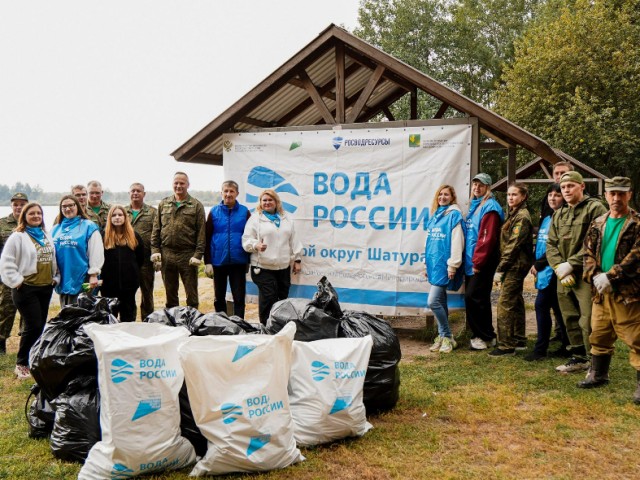 В Подмосковье очистили берег озера Святое