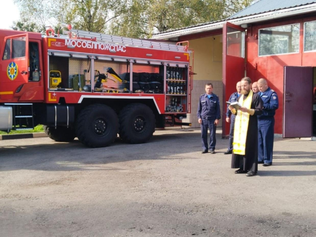 Спецтехнику пожарной части освятили в поселке Пустоша
