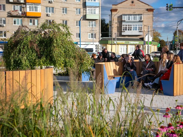 Живая изгородь, скамейки и фотозоны: как преобразили сквер у «Горизонта»