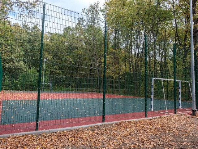 В Лыткарине завершают финальные работы на новой спортивной площадке в лесопарке