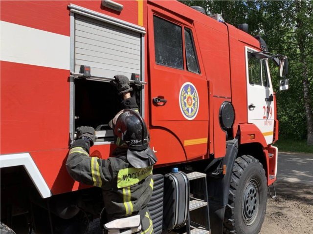 Пожарные потушили воспламенившиеся колеса грузовика в Наро-Фоминском округе