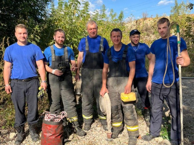 Спасатели помогли собаке, упавшей в колодец в промзоне в Лыткарине