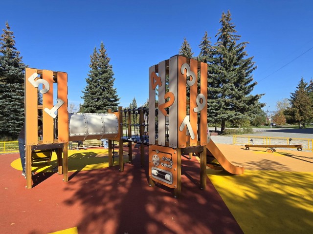 В микрорайоне Щурово старую площадку сменил образовательный аттракцион